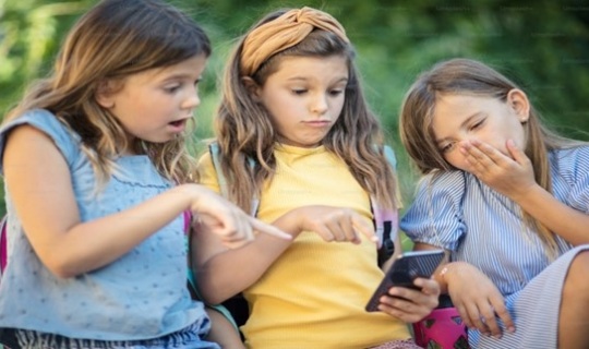 Cómo pueden los padres controlar el uso de la tecnología en niños que practican deportes